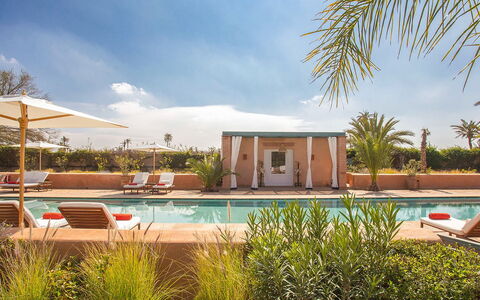 Villa Jamila: Piscina, Ricorrere, Mobili Da Esterno, Landscaping, Lettino, Ombrello, Shade, Sedia, Vaso Di Fiori, Eco Hotel
