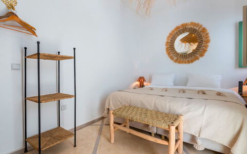 Riad Ali: Mobilia, Legna, Camera Da Letto, Interior Design, Letto, Bedding, Lenzuolo, Pavimento, Biancheria, Telaio Del Letto