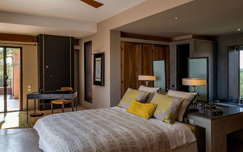 Dar Moon: Mobilia, Letto, Interior Design, Camera Da Letto, Bedding, Lenzuolo, Parete, Legna, Soffitto, Pavimento
