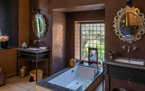 Dar Moon: Interior Design, Idraulico Fixture, Parete, Pavimentazione, Lavandino Del Bagno, Rubinetto, Lavello, Pavimento, Mobilia, Bagno