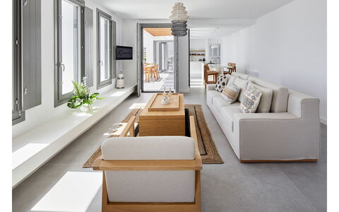 Villa Kenan: Mobilia, Interior Design, Divano, Pavimentazione, Pavimento, Legna, Soggiorno, Tavolo, Pavimento In Legno, Casa