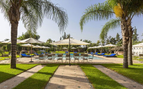 Le Palais du Roi: Blu, Mobili Da Esterno, Ombrello, Ricorrere, Piscina, Shade, Lettino, Tempo Libero, Eco Hotel