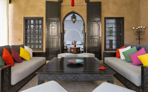 Le Palais du Roi: Interior Design, Mobilia, Pavimentazione, Divano, Pavimento, Soggiorno, Casa, Camera, Lancia Cuscino