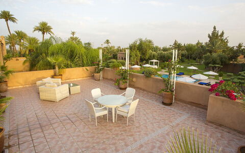 Le Palais du Roi: Mobilia, Sedia, Tavolo, Ricorrere, Vaso Di Fiori, Eco Hotel, Giardino, Landscaping, Mobili Da Esterno, Shade