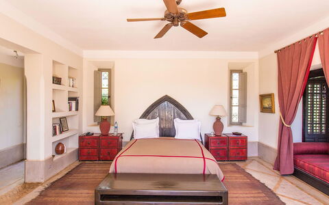 Villa Hasna: Mobilia, Interior Design, Pavimentazione, Pavimento, Parete, Camera Da Letto, Letto, Legna, Soffitto, Camera