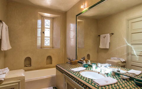 Villa Hasna: Interior Design, Pavimentazione, Idraulico Fixture, Pavimento, Bagno, Idraulico, Camera, Rubinetto, Piastrella, Lavello