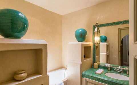 Villa Hasna: Interior Design, Pavimentazione, Pavimento, Camera, Soffitto, Mobiletto Del Bagno, Idraulico Fixture, Rubinetto, Lavandino Del Bagno, Idraulico