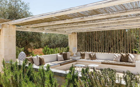 Villa Olivella: Legna, Mobilia, Mobili Da Esterno, Giardino, Pergola, Materiali Naturali, Sedia, Struttura Esterna, Shade, Latifoglie