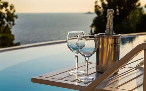 Villa Desideria: Acqua, Mobilia, Tavola, Tavolo, Mobili Da Esterno, Bicchieri, Sedia, Mare, Barware