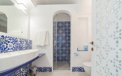 Villa Desideria: Blu, Pavimentazione, Idraulico Fixture, Pavimento, Bagno, Interior Design, Piastrella, Mosaico, Idraulico, Ceramica
