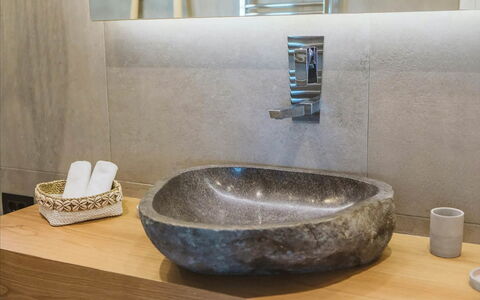 Villa Sonia: Lavello, Idraulico Fixture, Lavandino Del Bagno, Pavimentazione, Rubinetto, Bagno, Interior Design, Idraulico, Controsoffitto, Ceramica