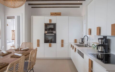 Villa Sonia: Cucina, Mobilia, Interior Design, Legna, Pavimentazione, Controsoffitto, Cabinetry, Elettrodomestico Da Cucina, Soffitto, Lampada