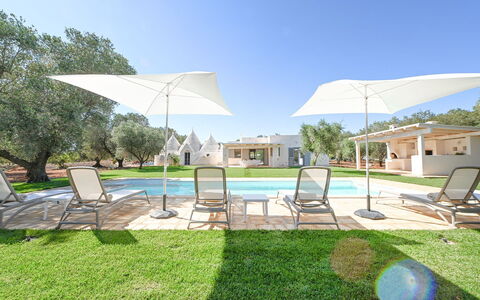 Trulli Heaven: Shade, Estate, Piscina, Prato, Giardino, Landscaping, Cortile, Hacienda, Parco, Design