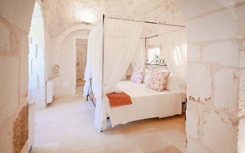 Trulli Heaven: Parete, Mobilia, Pavimento, Camera Da Letto, Soffitto, Letto, Muro ​​Di Pietra, Biancheria, Bedding, Lenzuolo