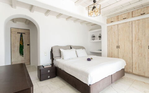 Villa Apollonia: Mobilia, Letto, Camera Da Letto, Parete, Interior Design, Pavimentazione, Pavimento, Bedding, Lenzuolo, Biancheria