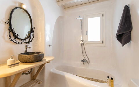 Villa Apollonia: Parete, Idraulico Fixture, Vasca Da Bagno, Interior Design, Pavimentazione, Bagno, Pavimento, Rubinetto, Idraulico, Casa