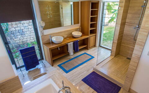 Villa Amador: Pavimentazione, Interior Design, Idraulico Fixture, Pavimento, Legna, Bagno, Lavandino Del Bagno, Lavello, Rubinetto, Idraulico
