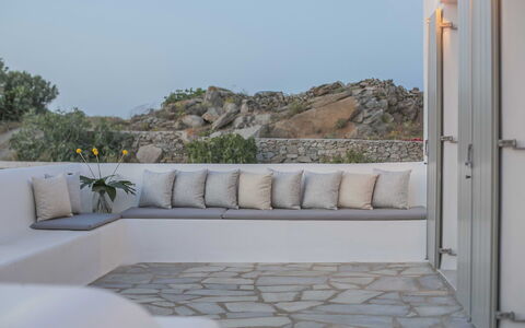 Villa Ermione: Calcestruzzo, Shade, Mobili Da Esterno, Materiali Naturali, Design, Balcone, Tavolino Da Caffè, Villa, Illuminazione Diurna