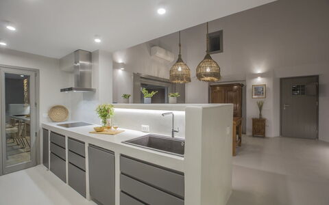 Villa Ermione: Interior Design, Cucina, Parete, Pavimentazione, Mobilia, Legna, Soffitto, Lampada, Controsoffitto, Cabinetry