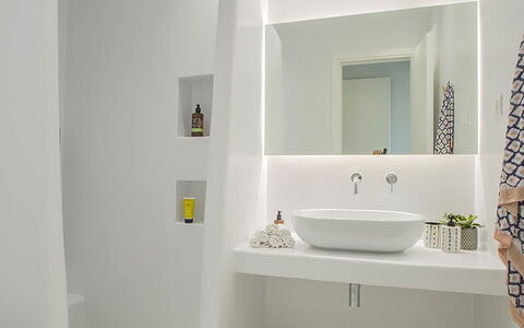 Villa Ermione: Interior Design, Parete, Pavimentazione, Soffitto, Pavimento, Bagno, Idraulico Fixture, Lampada, Vasca Da Bagno, Illuminazione