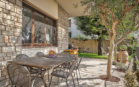 Cortona Deluxe: Parete, Flagstone, Brick, Mobili Da Esterno, Materiale Composito, Shade, Muro ​​Di Pietra, Sedia, Giardino, Calcestruzzo