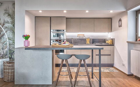Cortona Deluxe: Mobilia, Interior Design, Cucina, Pavimentazione, Controsoffitto, Pavimento, Legna, Elettrodomestico Da Cucina, Cabinetry, Tavolo
