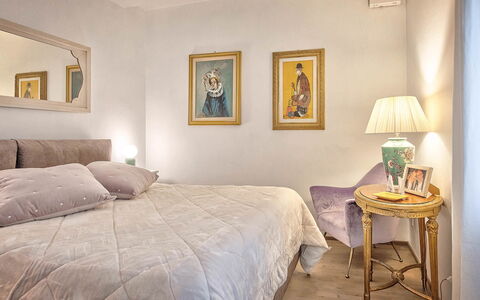 Cortona Deluxe: Mobilia, Letto, Interior Design, Camera Da Letto, Parete, Bedding, Lenzuolo, Pavimento, Camera, Biancheria