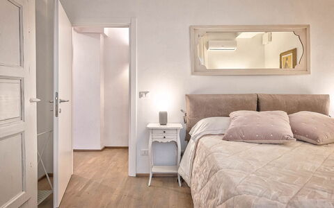 Cortona Deluxe: Mobilia, Interior Design, Letto, Parete, Camera Da Letto, Pavimento, Pavimentazione, Legna, Camera, Soffitto