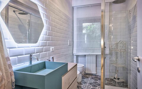 Cortona Deluxe: Pavimentazione, Interior Design, Parete, Pavimento, Bagno, Idraulico Fixture, Rubinetto, Piastrella, Idraulico, Illuminazione