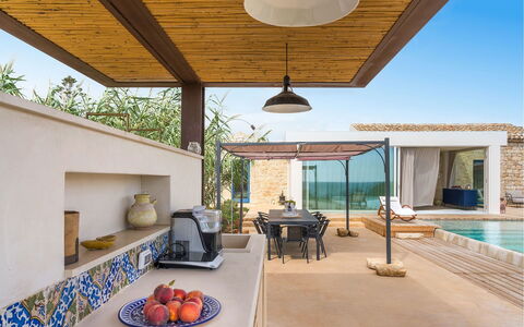 Villa Smeralda: Pavimentazione, Pavimento, Mobilia, Casa, Materiale Composito, Ricorrere, Piscina, Sedia, Piastrella, Shade