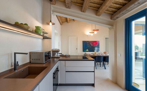 Villa Smeralda: Interior Design, Cucina, Controsoffitto, Parete, Mobilia, Pavimentazione, Legna, Soffitto, Casa, Lampada