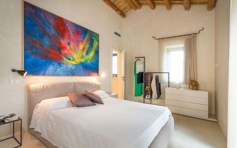 Villa Smeralda: Mobilia, Interior Design, Letto, Parete, Pavimentazione, Camera Da Letto, Pavimento, Legna, Soffitto, Camera