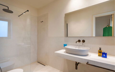 Villa Smeralda: Bagno, Pavimentazione, Idraulico Fixture, Parete, Interior Design, Pavimento, Lavandino Del Bagno, Lavello, Rubinetto, Mobiletto Del Bagno