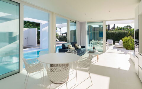 Villa Zora: Interior Design, Mobilia, Pavimento, Pavimentazione, Divano, Appartamento, Soffitto, Soggiorno, Sedia