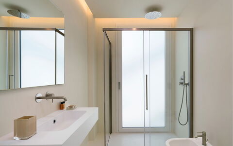 Villa Zora: Interior Design, Bagno, Parete, Idraulico Fixture, Pavimentazione, Legna, Pavimento, Specchio, Rubinetto, Lampada