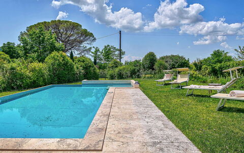 Villa Church: Blu, Piscina, Giardino, Landscaping, Shade, Ricorrere, Backyard, Giochi D'Acqua, Eco Hotel, Flagstone