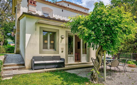 Villa Church: Casa, Casa, Zona Residenziale, Arbusto, Porta, Villetta, Giardino, Estate, Cortile, Landscaping