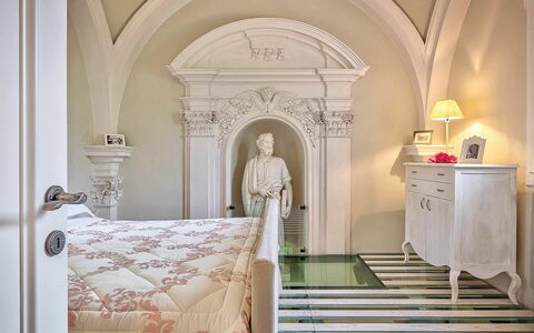 Villa Church: Interior Design, Mobilia, Parete, Pavimentazione, Pavimento, Camera Da Letto, Illuminazione, Soffitto, Letto, Casa