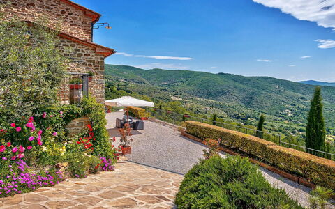 Villa Vita Bella: Collina, Catena Montuosa, Hill Station, Giardino, Valle, Cresta, Landscaping, Vaso Di Fiori, Pianta Della Casa, Flagstone