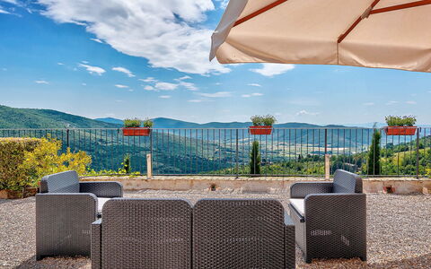 Villa Vita Bella: Paesaggio, Collina, Hill Station, Mobili Da Esterno, Catena Montuosa, Pole, Shade, Vaso Di Fiori, Cresta, Sedia