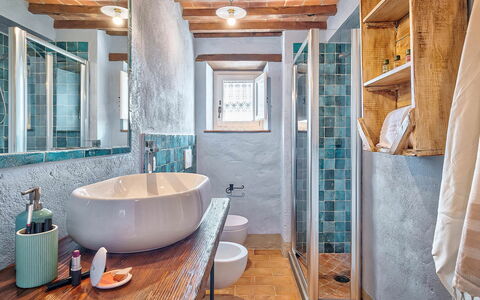 Villa Vita Bella: Bagno, Idraulico Fixture, Interior Design, Parete, Pavimentazione, Pavimento, Rubinetto, Lavandino Del Bagno, Lavello, Soffitto