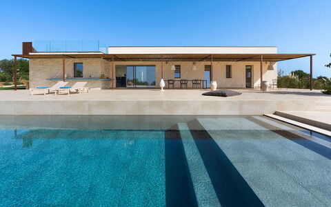 Villa Miriam: Materiale Composito, Estate, Shade, Design, Piscina, Villa, Illuminazione Diurna, Dimora