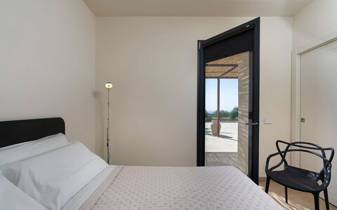 Villa Miriam: Interior Design, Camera Da Letto, Pavimento, Mobilia, Pavimentazione, Letto, Illuminazione, Soffitto, Casa, Camera