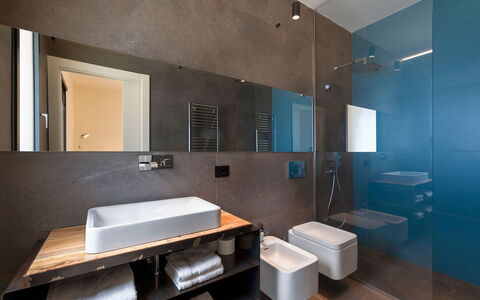 Villa Miriam: Pavimentazione, Interior Design, Idraulico Fixture, Bagno, Parete, Lavello, Pavimento, Lavandino Del Bagno, Soffitto, Rubinetto