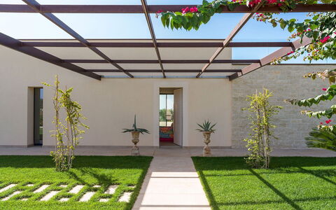 Villa Miriam: Giardino, Shade, Landscaping, Prato, Cortile, Struttura Esterna, Erba Sintetica, Backyard, Cortile, Pergola