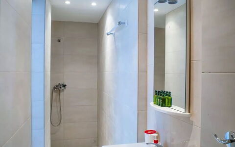 Casa le Rose: Bagno, Pavimentazione, Idraulico Fixture, Interior Design, Parete, Pavimento, Gabinetto, Idraulico, Rubinetto, Piastrella