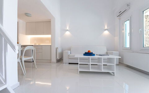 The Rose Flat: Pavimentazione, Pavimento, Interior Design, Soffitto, Appartamento, Soggiorno, Divano, Sedia