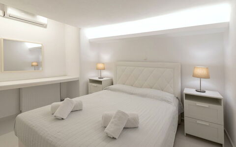 The Rose Flat: Camera Da Letto, Letto, Interior Design, Bedding, Lenzuolo, Soffitto, Mobilia, Pavimento, Telaio Del Letto, Illuminazione