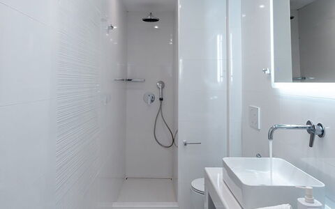The Rose Flat: Bagno, Idraulico Fixture, Pavimentazione, Interior Design, Pavimento, Soffitto, Rubinetto, Idraulico, Lavello, Lampada