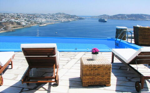 The Rose Flat: Blu, Piscina, Ricorrere, Mobili Da Esterno, Mobilia, Lettino, Tempo Libero, Appartamento, Hotel, Ombrello